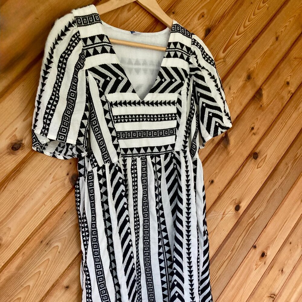 Oversized casual dress with black and white print, size small